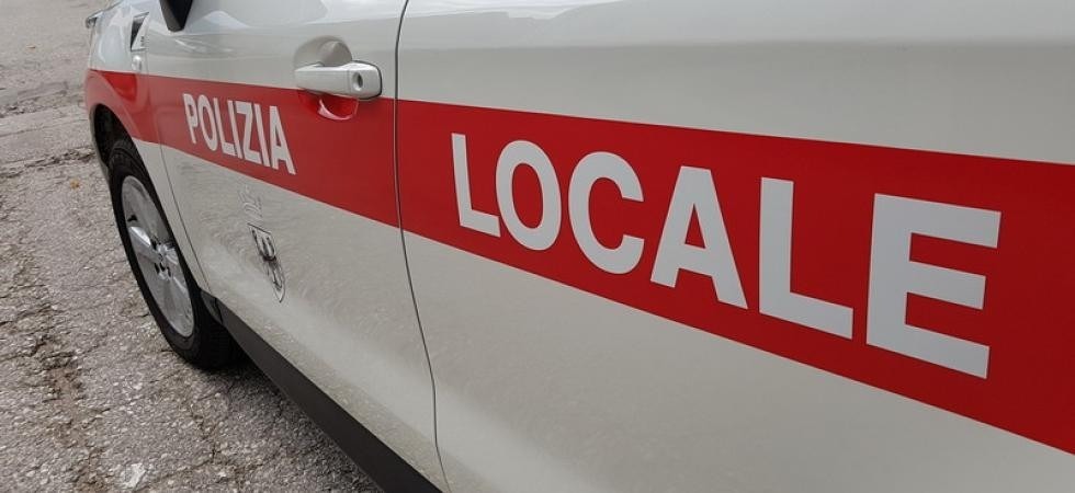 Incidente alla rotatoria, un'automobile sterza e si cappotta